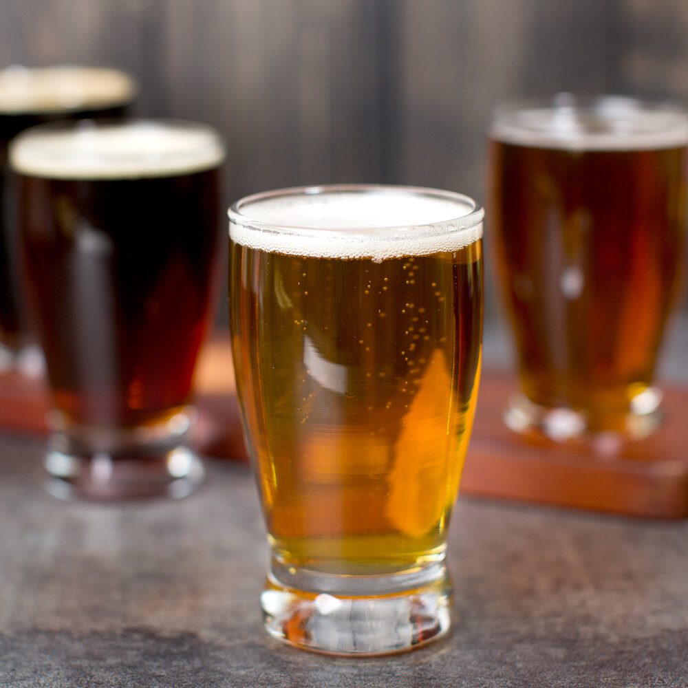 Anchor Hocking Craft Brews Beer Flight 4 Glasses with Red Brown Wood