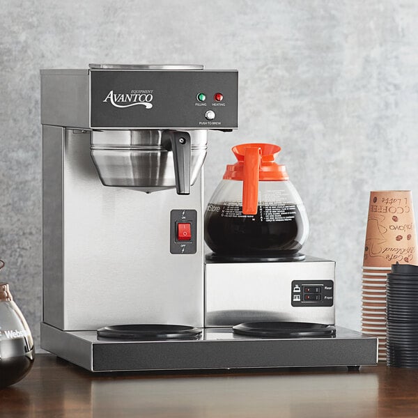 Automatic coffee maker with three decanter warmers