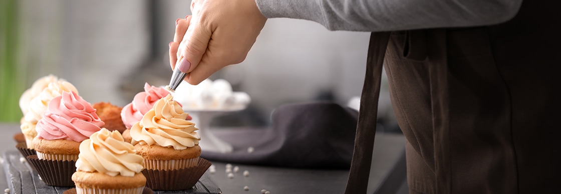 How to Pipe Cake Borders + How to Prepare a Piping Bag