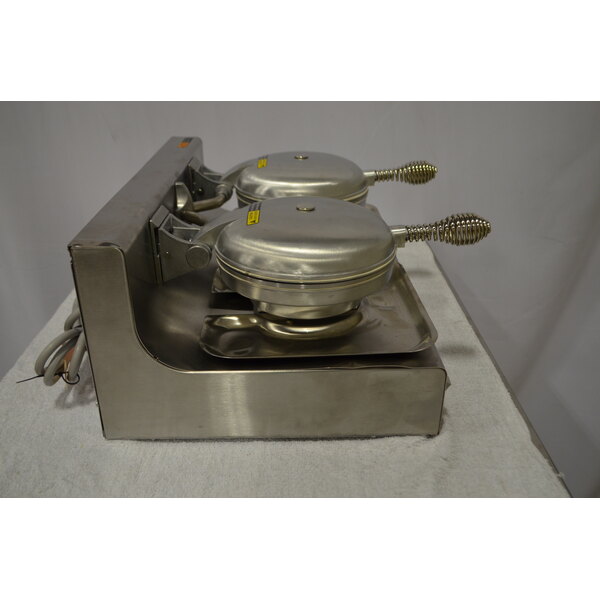 Scratch and Dent Wells WB2E Double Waffle Maker 120V