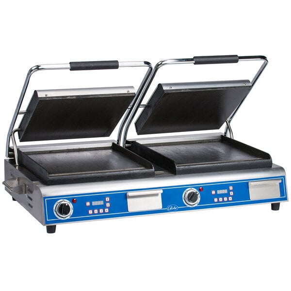 Scratch and Dent Globe GSGDUE14D Deluxe Double Sandwich Grill with Smooth Plates - Dual 14" x 14" Cooking Surfaces - 208/240V, 7200W