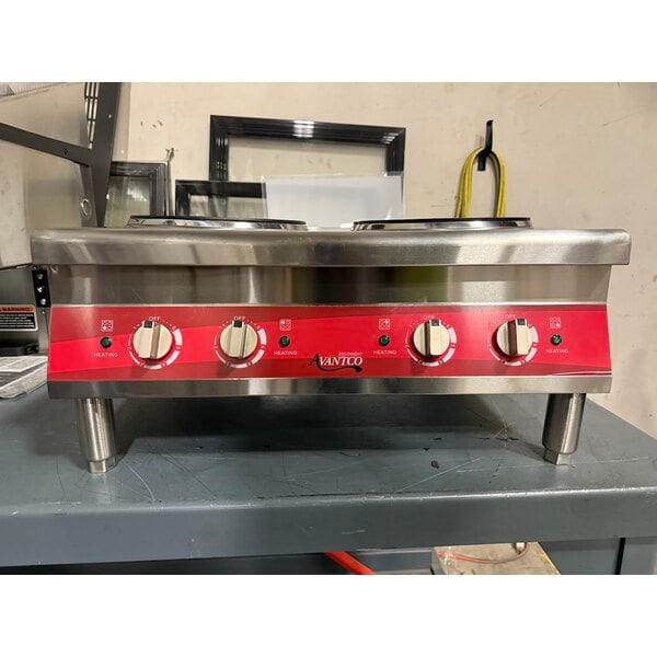 Scratch and Dent Avantco CER-400 4-Burner Solid French-Style Countertop Electric Range - 208/240V, 4200/5600W