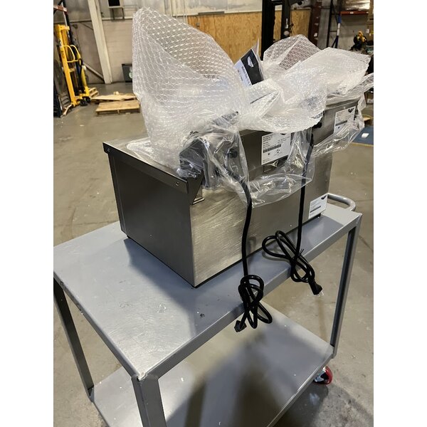 Scratch and Dent Vollrath CF4-3600DUAL-C 30 lb. Medium-Duty Double Well Electric Countertop Fryer with Drain - 208/240V; 5,400-7,200W (Canadian Use Only)