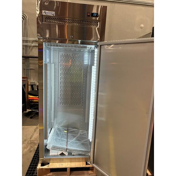 Scratch and Dent Avantco Z1-R-HC 29" Solid Door Stainless Steel Reach-In Refrigerator