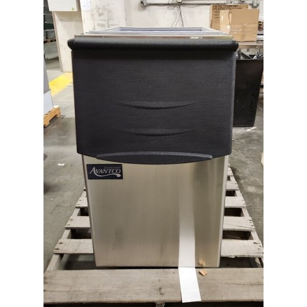 Scratch and Dent Avantco Ice BIN23022 22" Ice Storage Bin - 275 lb.