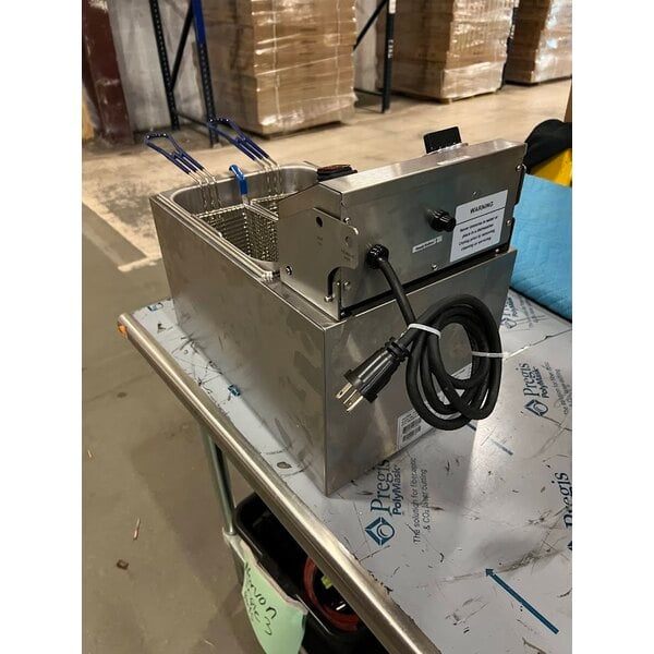 Scratch and Dent Globe PF16E 16 lb. Electric Countertop Fryer