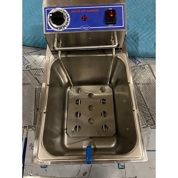 Scratch and Dent Globe PF16E 16 lb. Electric Countertop Fryer