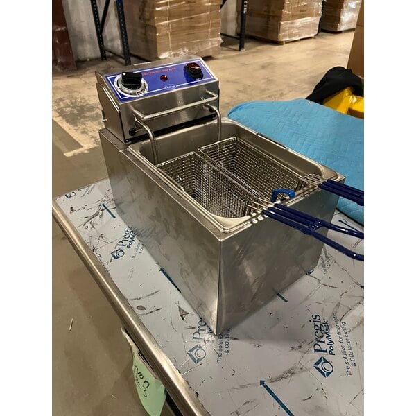 Scratch and Dent Globe PF16E 16 lb. Electric Countertop Fryer