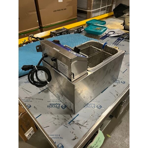 Scratch and Dent Globe PF16E 16 lb. Electric Countertop Fryer