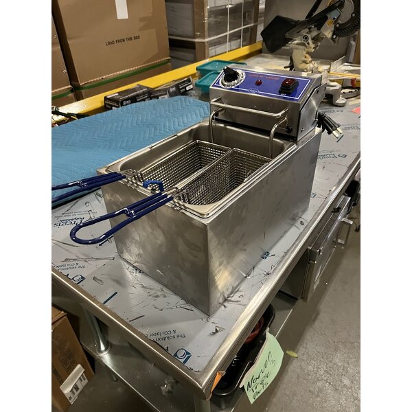 Scratch and Dent Globe PF16E 16 lb. Electric Countertop Fryer