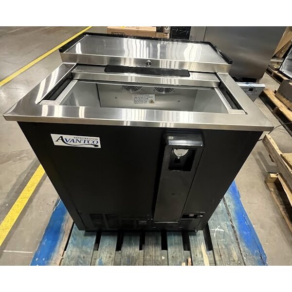 Scratch and Dent Avantco HBB-25-HC 25" Black Horizontal Bottle Cooler