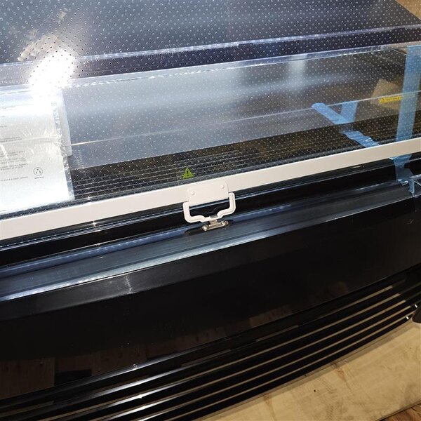 Scratch and Dent Avantco MAC-48HC 47" Black Vertical Air Curtain Merchandiser - 115V