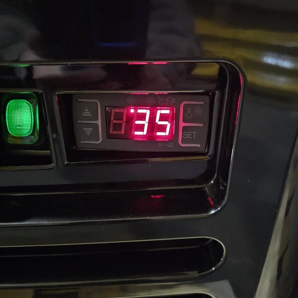 Scratch and Dent Avantco MAC-48HC 47" Black Vertical Air Curtain Merchandiser - 115V