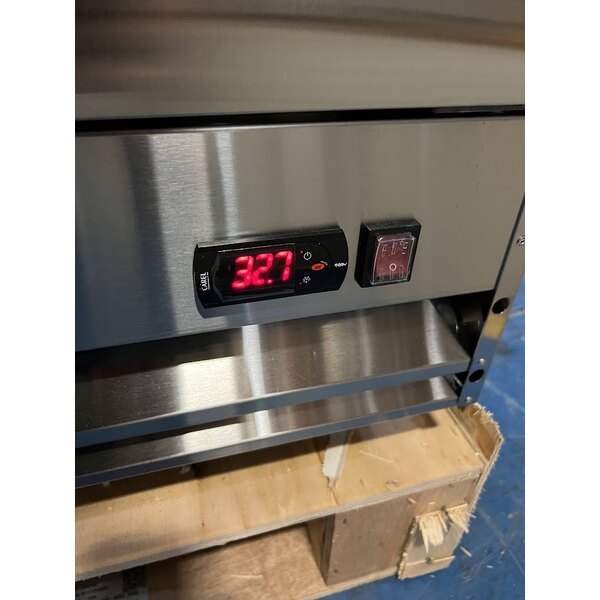 Scratch and Dent Avantco A-12R-HC 25" Solid Door Reach-In Refrigerator