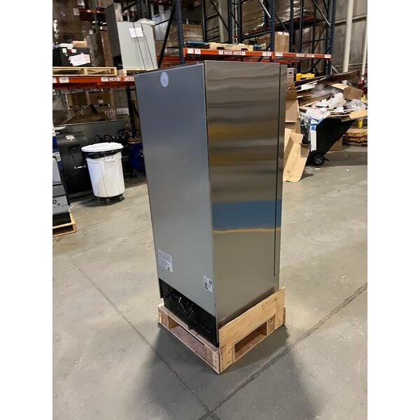 Scratch and Dent Avantco A-12R-HC 25" Solid Door Reach-In Refrigerator