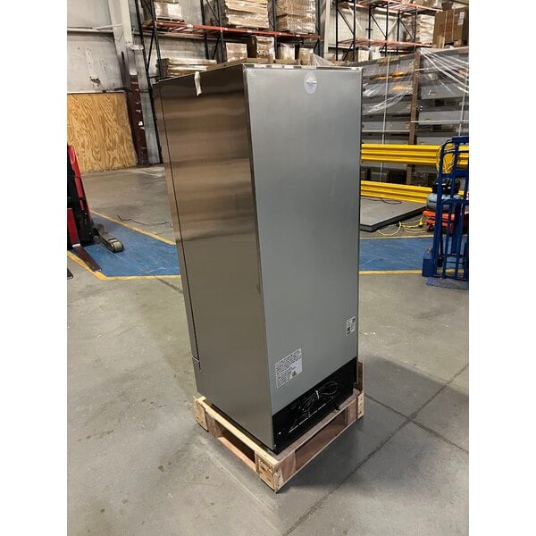 Scratch and Dent Avantco A-12R-HC 25" Solid Door Reach-In Refrigerator