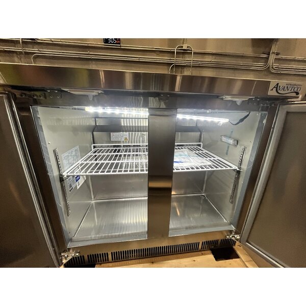 Scratch and Dent Avantco ZUC-36R-HC 36" Front Breathing Undercounter Refrigerator
