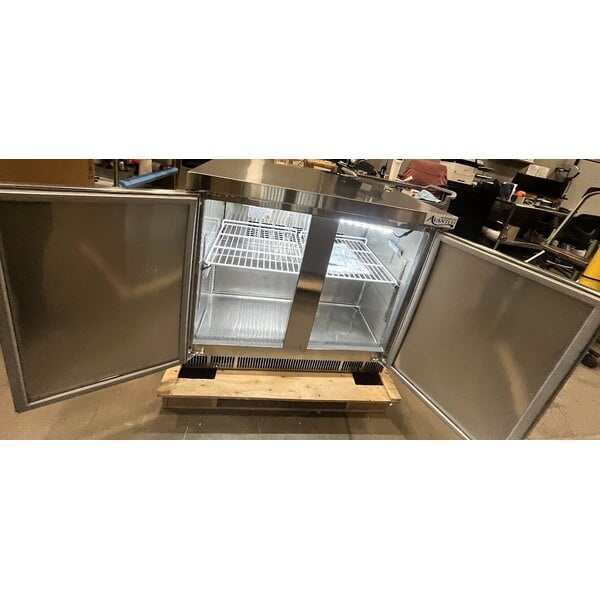 Scratch and Dent Avantco ZUC-36R-HC 36" Front Breathing Undercounter Refrigerator