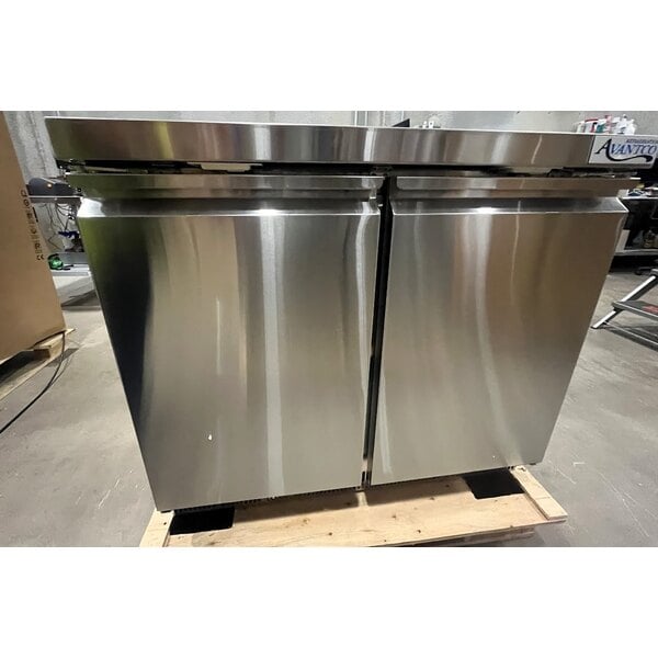 Scratch and Dent Avantco ZUC-36R-HC 36" Front Breathing Undercounter Refrigerator