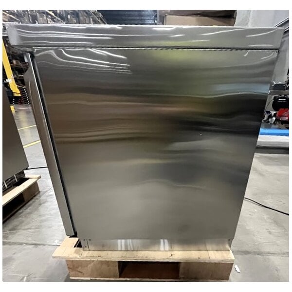 Scratch and Dent Avantco ZUC-36R-HC 36" Front Breathing Undercounter Refrigerator