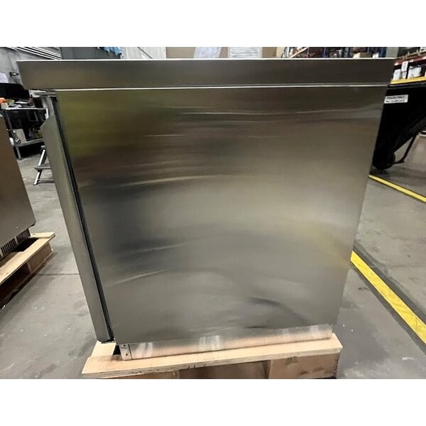 Scratch and Dent Avantco ZUC-36R-HC 36" Front Breathing Undercounter Refrigerator