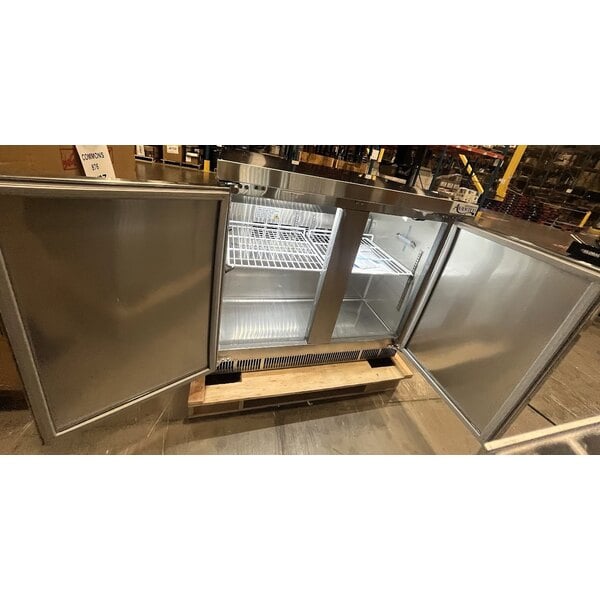 Scratch and Dent Avantco ZUC-36R-HC 36" Front Breathing Undercounter Refrigerator