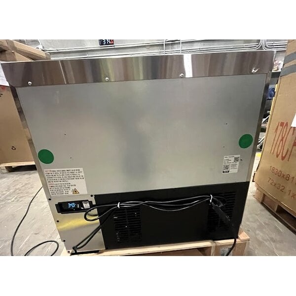 Scratch and Dent Avantco ZUC-36R-HC 36" Front Breathing Undercounter Refrigerator