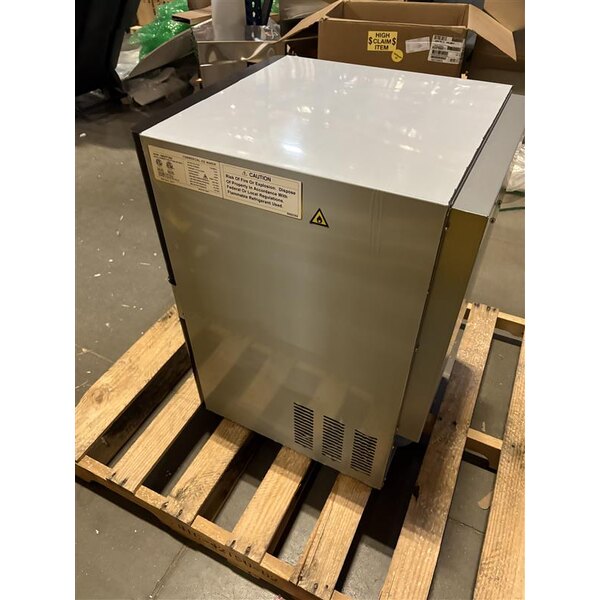 Scratch and Dent Avantco Ice UC-F-120-A 19" Air Cooled Undercounter Full Cube Ice Machine - 129 lb.