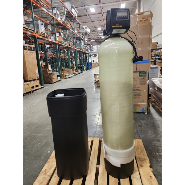 Scratch and Dent 3M Water Filtration Products CFSM1254 Vinylester Water Softener / Filtration System - 9 GPM