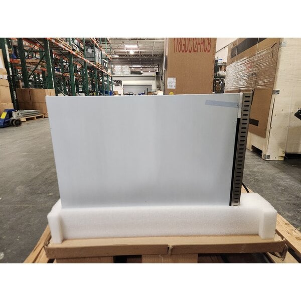 Scratch and Dent Avantco CO-38M Full Size Countertop Convection Oven, 4.4 cu. ft. - 208/240V, 3,500/4,600W