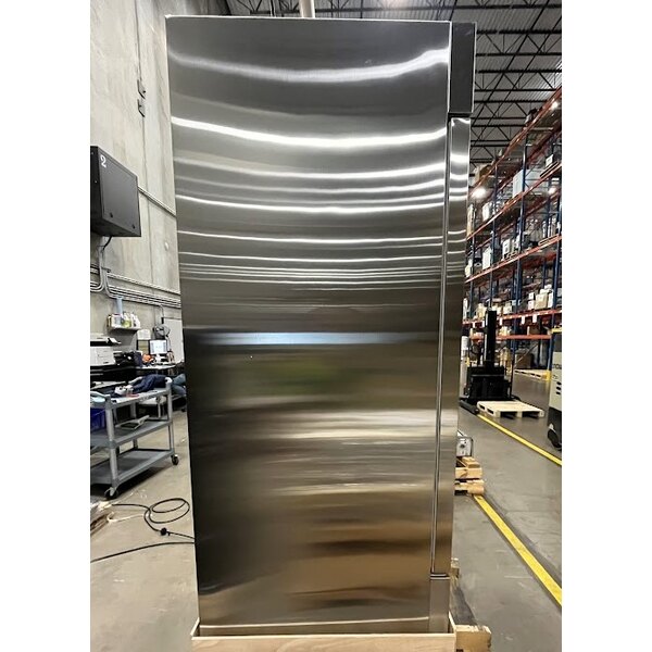 Scratch and Dent Avantco A-23F-HC 29" Solid Door Reach-In Freezer