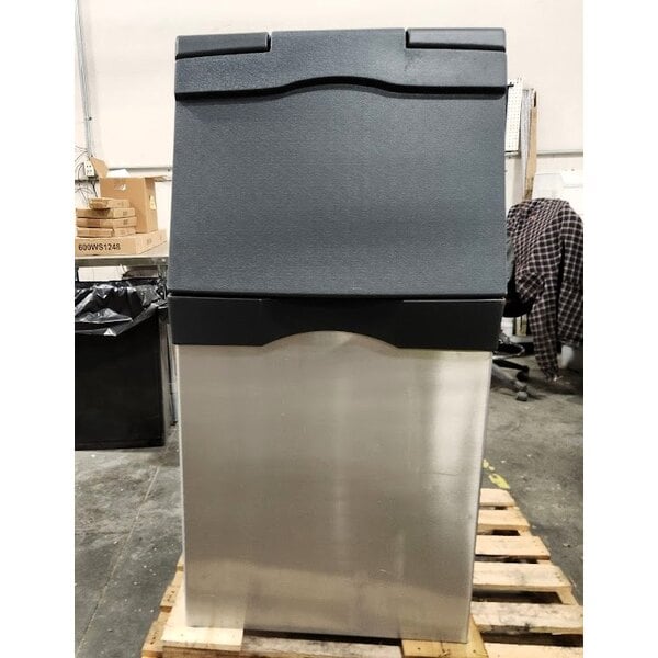 Scratch and Dent Scotsman B322S Ice Storage Bin 370 lb. Stainless Steel Exterior