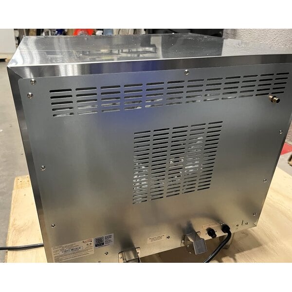 Scratch and Dent Avantco CO-28M Half Size Countertop Convection Oven, 2.3 cu. ft. - 208/240V, 2100/2800W