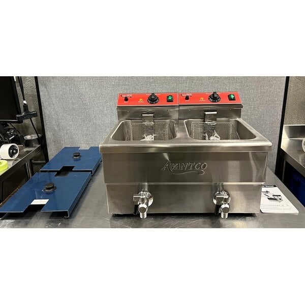Scratch and Dent Avantco F202 30 lb. Dual Tank Medium-Duty Electric Countertop Fryer - 208-240V, 5400/7200W