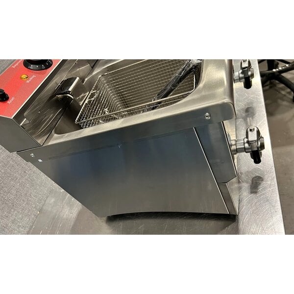 Scratch and Dent Avantco F202 30 lb. Dual Tank Medium-Duty Electric Countertop Fryer - 208-240V, 5400/7200W