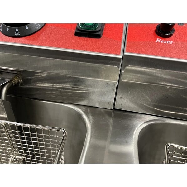 Scratch and Dent Avantco F202 30 lb. Dual Tank Medium-Duty Electric Countertop Fryer - 208-240V, 5400/7200W