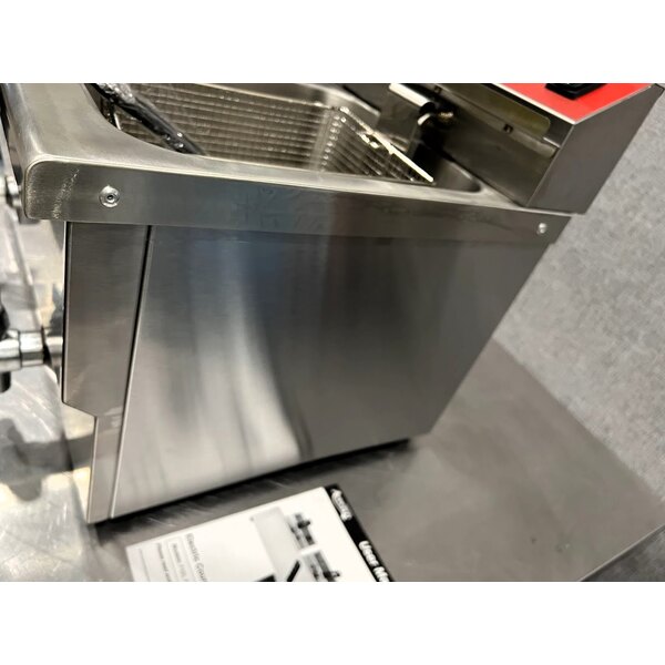 Scratch and Dent Avantco F202 30 lb. Dual Tank Medium-Duty Electric Countertop Fryer - 208-240V, 5400/7200W