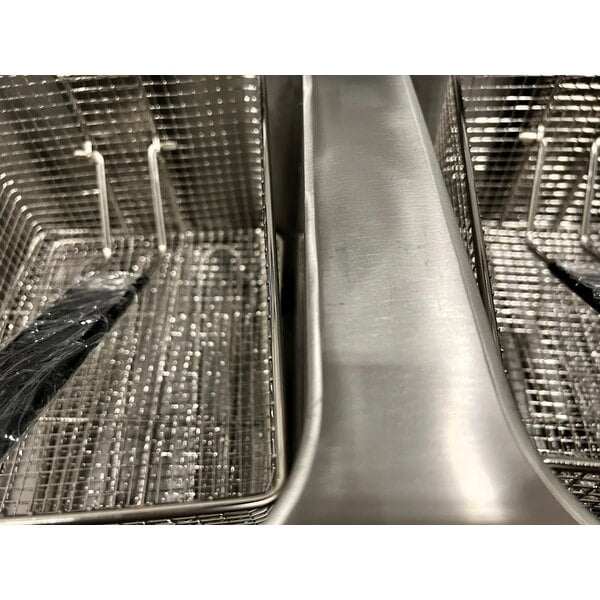 Scratch and Dent Avantco F202 30 lb. Dual Tank Medium-Duty Electric Countertop Fryer - 208-240V, 5400/7200W