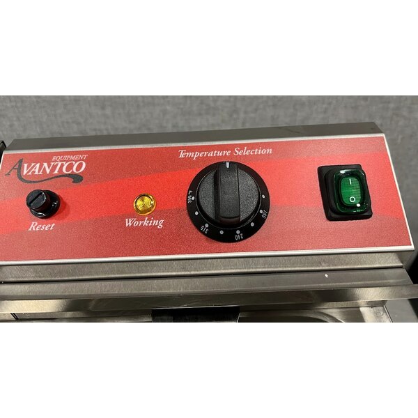 Scratch and Dent Avantco F202 30 lb. Dual Tank Medium-Duty Electric Countertop Fryer - 208-240V, 5400/7200W