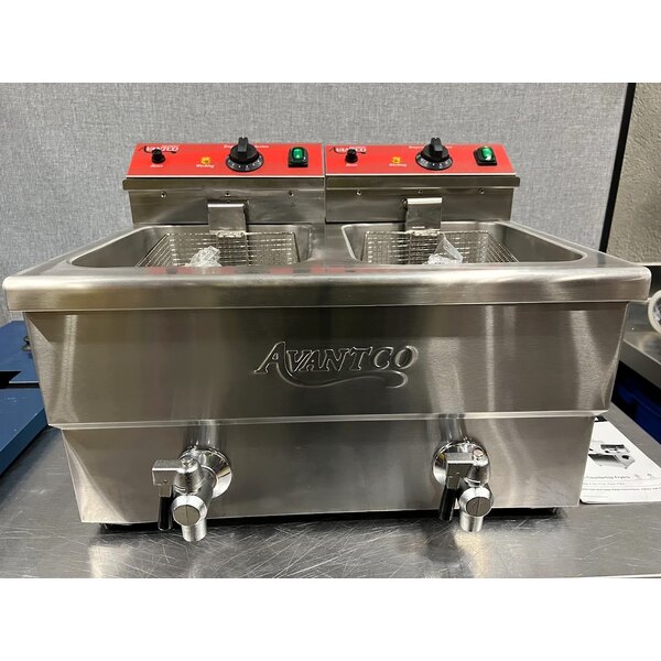 Scratch and Dent Avantco F202 30 lb. Dual Tank Medium-Duty Electric Countertop Fryer - 208-240V, 5400/7200W