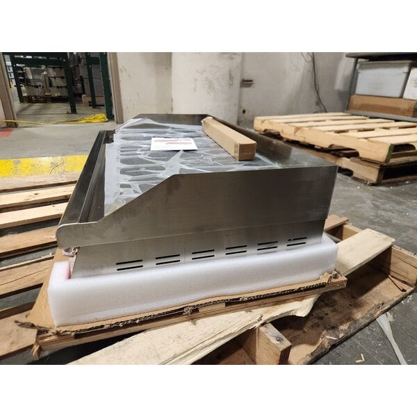 Scratch and Dent Avantco EG36N 36" Electric Countertop Griddle - 208/240V, 7488W-10080W