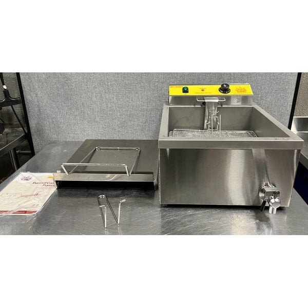 Scratch and Dent Carnival King DFC44001 25 lb. Funnel Cake / Donut Fryer - 240V, 4400W