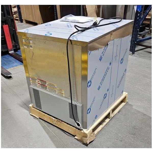 Scratch and Dent Beverage-Air UCFD27AHC-2 27" Undercounter Freezer with 2 Drawers