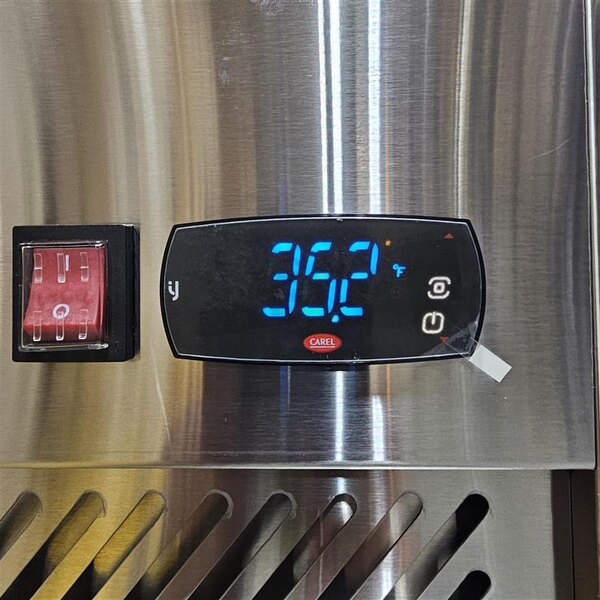 Scratch and Dent Avantco Z1-R-HC 29" Solid Door Stainless Steel Reach-In Refrigerator