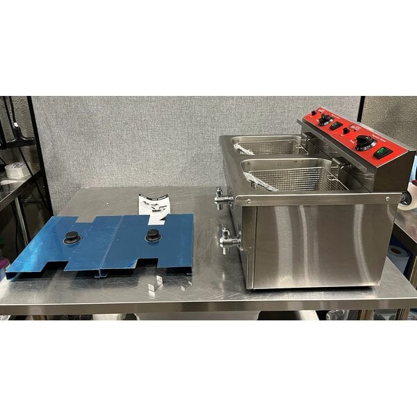 Scratch and Dent Avantco F202 30 lb. Dual Tank Medium-Duty Electric Countertop Fryer - 208-240V, 5400/7200W