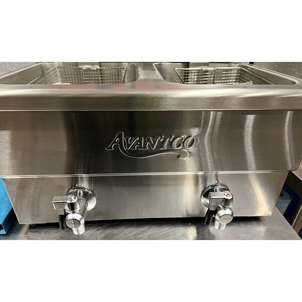 Scratch and Dent Avantco F202 30 lb. Dual Tank Medium-Duty Electric Countertop Fryer - 208-240V, 5400/7200W