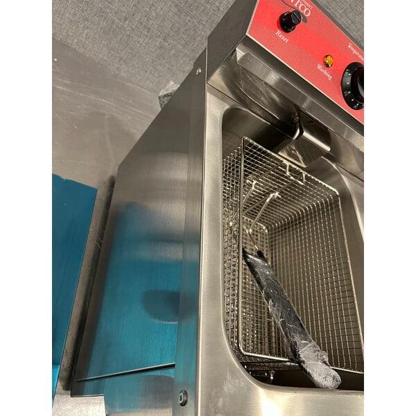 Scratch and Dent Avantco F202 30 lb. Dual Tank Medium-Duty Electric Countertop Fryer - 208-240V, 5400/7200W