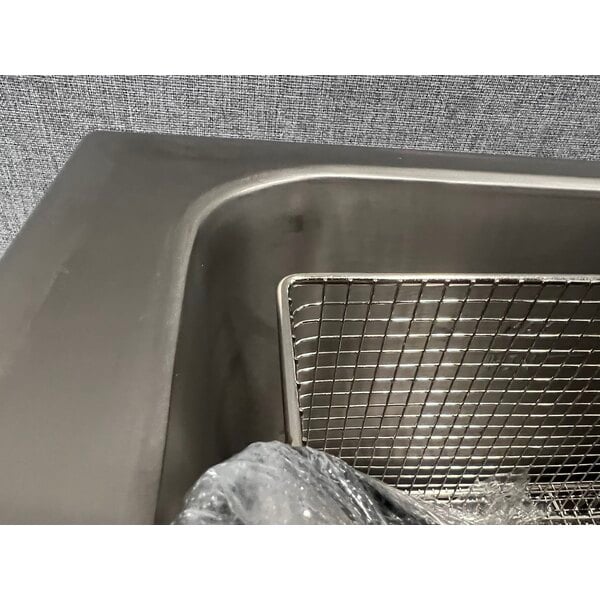 Scratch and Dent Avantco F202 30 lb. Dual Tank Medium-Duty Electric Countertop Fryer - 208-240V, 5400/7200W