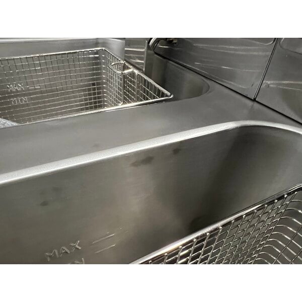 Scratch and Dent Avantco F202 30 lb. Dual Tank Medium-Duty Electric Countertop Fryer - 208-240V, 5400/7200W