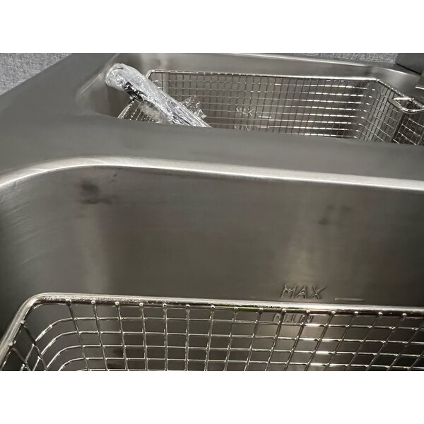 Scratch and Dent Avantco F202 30 lb. Dual Tank Medium-Duty Electric Countertop Fryer - 208-240V, 5400/7200W